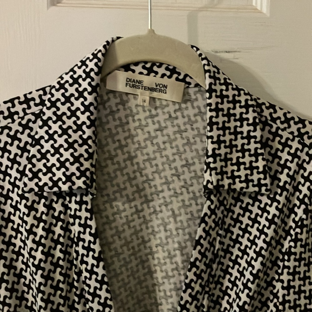 Diane Von Furstenberg- Iconic Shirt Waist Tie Dress Updated in Funky Pattern,EUC - Picture 6 of 11
